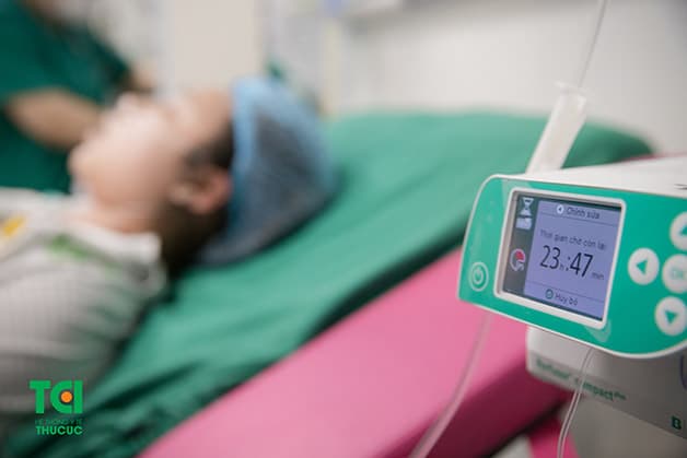 Phụ nữ đẻ thường phải rạch tầng sinh môn, vì vậy chưa thể quan hệ sớm