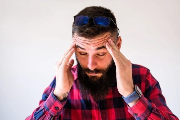 Việc lựa chọn kính mắt không phù hợp, đặc biệt là kính kém chất lượng, có thể gây ra những hậu quả nghiêm trọng cho đôi mắt của bạn.