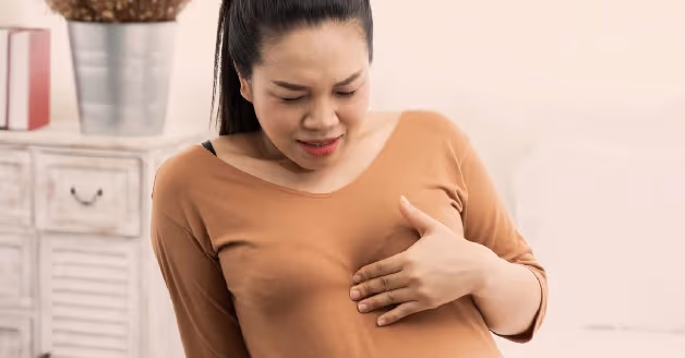 Khi bị áp xe vú, chị em sẽ thấy đau nhức ở vú