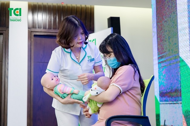 Mẹ bầu được thực hành trực tiếp cách bế con khi học tiền sản