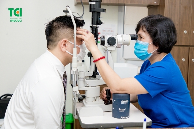 Sau khi thăm khám và dựa vào tình trạng bệnh lý của bệnh nhân, bác sĩ sẽ đưa ra chỉ định nên sử dụng thuốc hay tiến hành phẫu thuật để điều trị