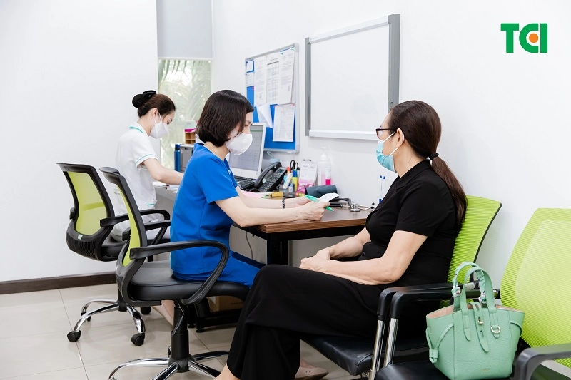bác sĩ đọc kết quả chẩn đoán hình ảnh lách