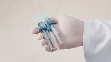 Quan hệ tình dục sau khi tiêm vắc-xin: Lời khuyên từ chuyên gia