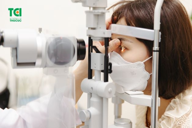 Ortho K là phương pháp điều trị tật khúc xạ, trong đó có viễn thị an toàn, hiệu quả, người bệnh không cần phẫu thuật và có thể ngưng điều trị nếu không muốn điều trị tiếp tục.