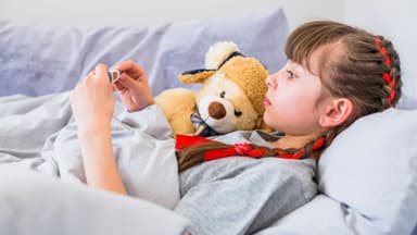 Tìm hiểu vấn đề trẻ bị cảm lạnh có nên đắp chăn