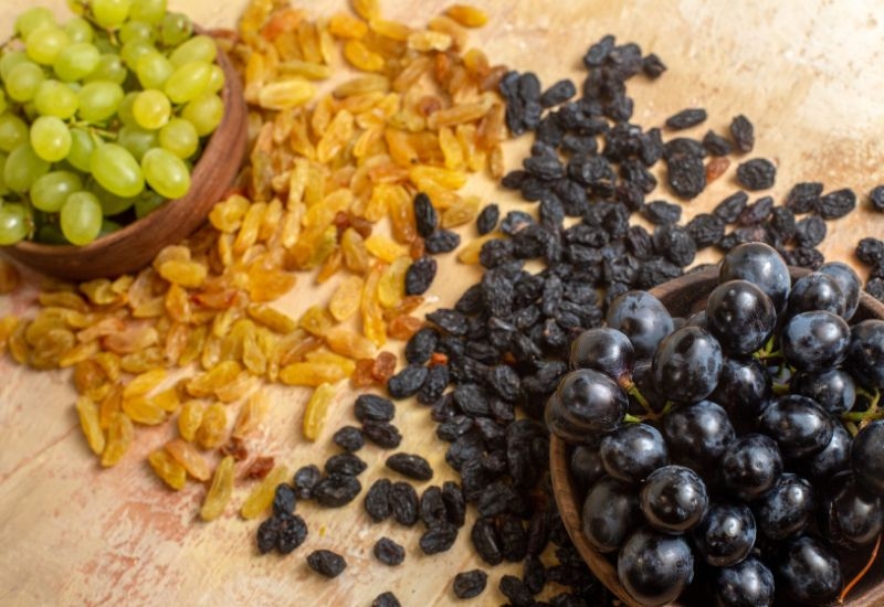 Nho khô là một ví dụ điển hình cho thấy quá trình sấy khô có thể làm tăng đáng kể hàm lượng calo của trái cây.