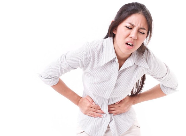 Nhiều chị em gặp phải các triệu chứng của viêm đại tràng như đau bụng, buồn nôn...
