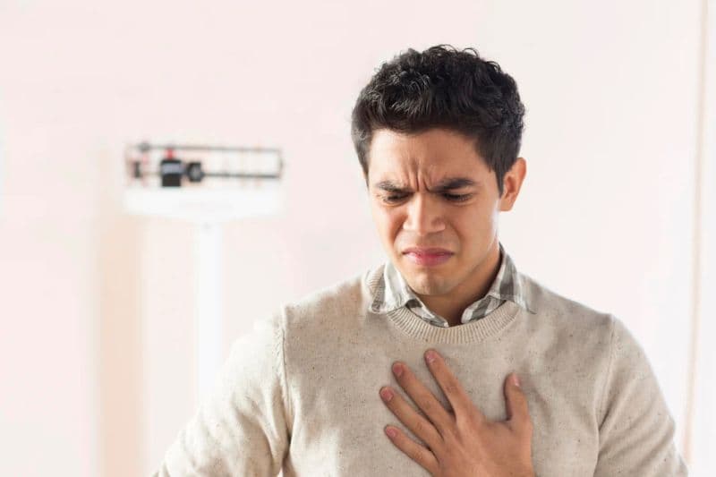 đau yết hầu khiến sinh hoạt khó khăn