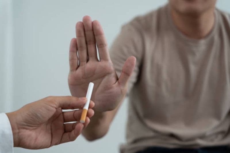 nói không với thuốc lá khi yết hầu bị đau