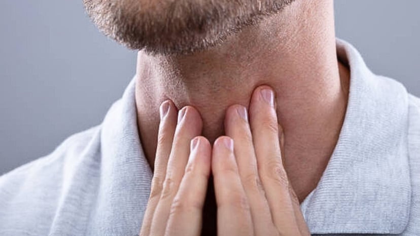 Ấn vào yết hầu thấy đau cảnh báo bệnh lý nghiêm trọng