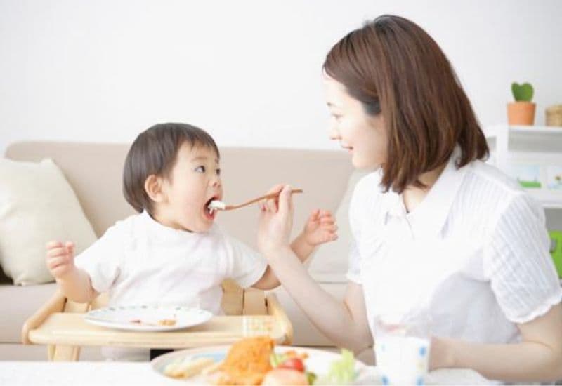 Không nên cho bé ăn quá nhiều trứng trong ngày.