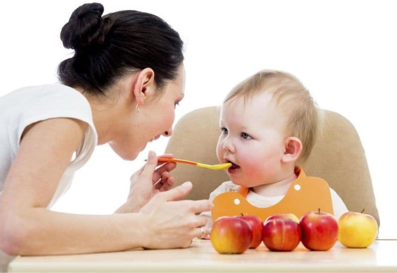 Dù cần bổ sung dinh dưỡng cho trẻ, cha mẹ vẫn nên linh hoạt theo thể trạng, không nên ép trẻ ăn.