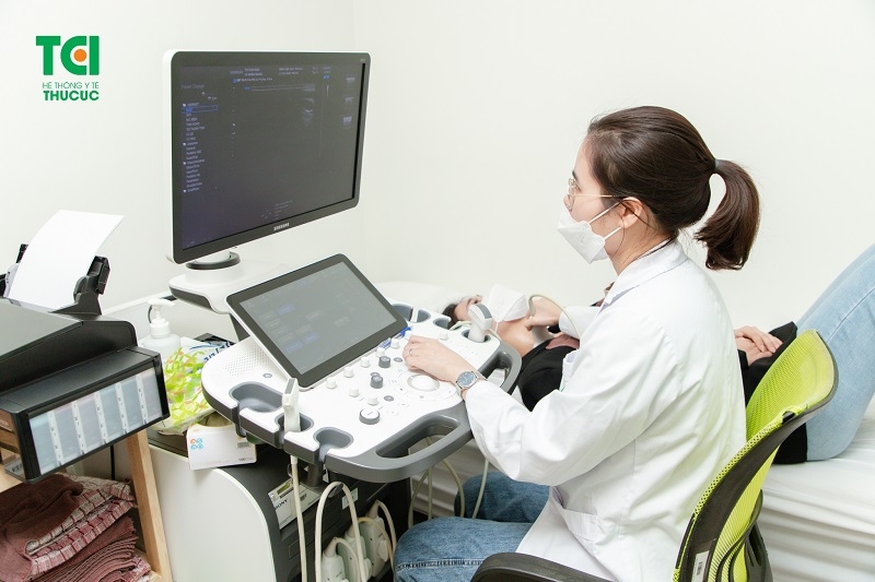 bác sĩ chẩn đoán hình ảnh