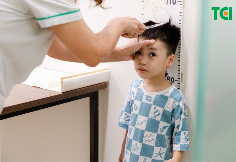 Để chăm sóc dinh dưỡng cho trẻ đúng cách, cha mẹ nên tham khảo ý kiến từ các chuyên gia dinh dưỡng.