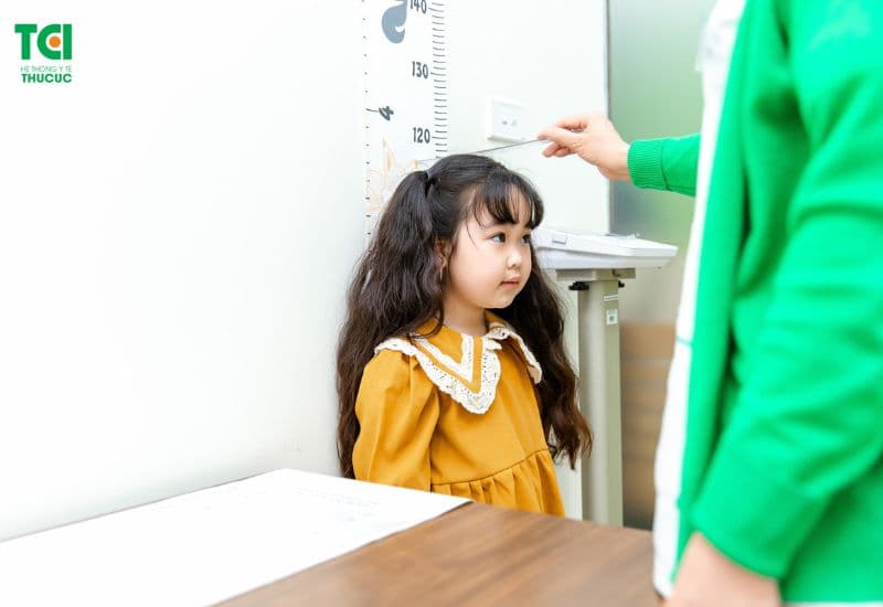 Thấy trẻ suy dinh dưỡng có biểu hiện lạ trong quá trình chăm sóc, hãy liên hệ chuyên gia dinh dưỡng.