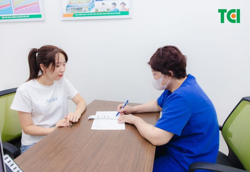 Nên tham khảo chuyên gia dinh dưỡng để xây dựng chế độ ăn của người bị mỡ máu hiệu quả.