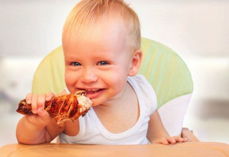 Em bé ăn gà sẽ được bổ sung nhiều dưỡng chất quan trọng.