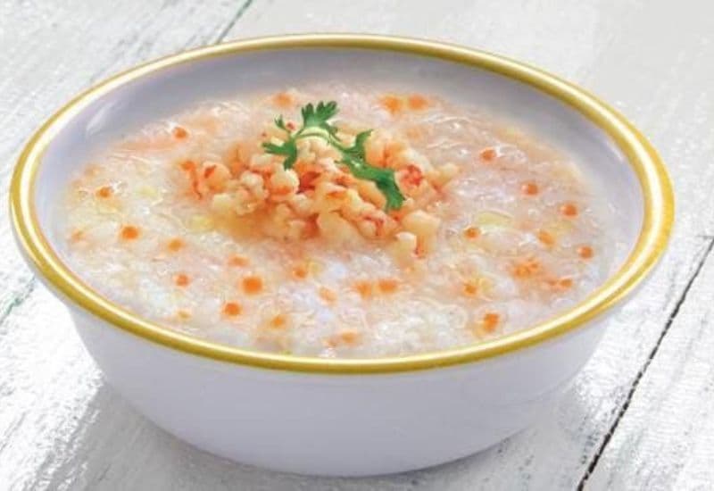 Bố mẹ có thể bổ sung cháo gà vào thực đơn khi em bé ăn gà.