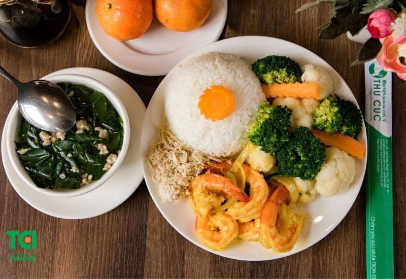 Em bé ăn tôm cần được chế biến kỹ, không nên dùng tôm kém chất lượng.