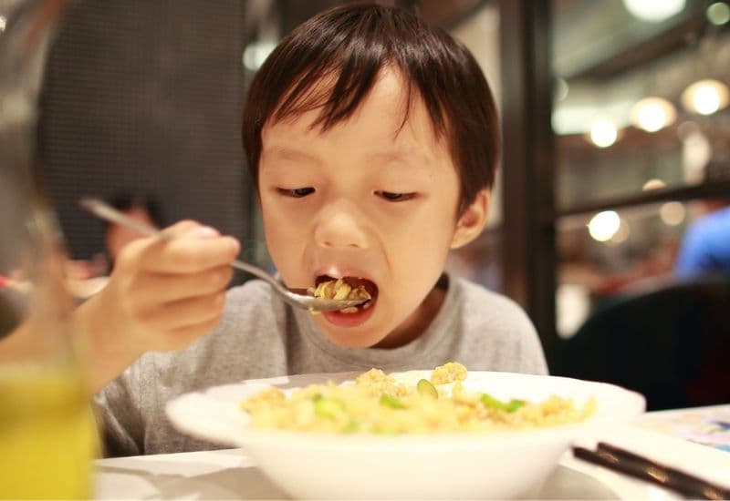 Em bé ăn tôm có thể được hưởng nhiều lợi ích về dinh dưỡng, miễn dịch và tăng trưởng.