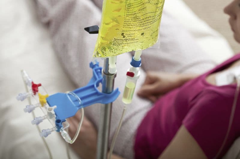 tìm đến các cơ sở y tế uy tín, gặp gỡ các bác sĩ chuyên khoa ung bướu để được chẩn đoán chính xác,