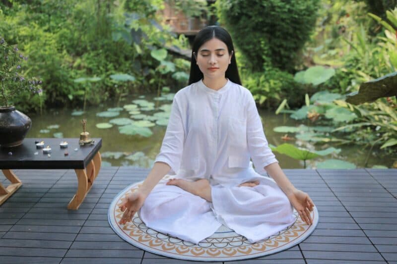 Không gian thiền có thể ngoài trời hoặc trong nhà, đồng thời tâm trí người thiền cũng quan trọng không kém.