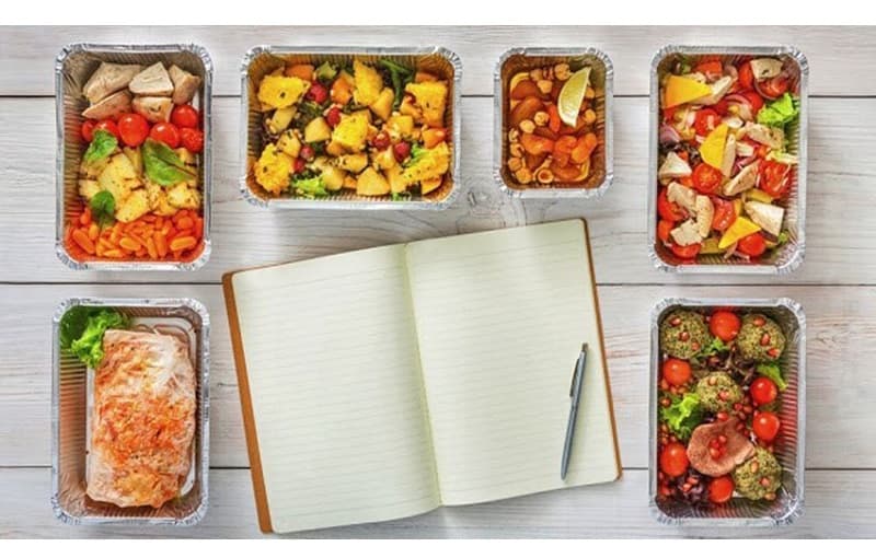 Việc chia nhỏ khẩu phần thành 5 - 8 bữa ăn trong ngày sẽ giúp hệ tiêu hóa hoạt động nhẹ nhàng hơn, tránh tình trạng no quá gây áp lực lên gan