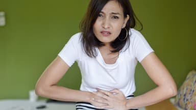 Khó chịu vì ợ chua trào ngược ? Đây là điều bạn cần biết ngay