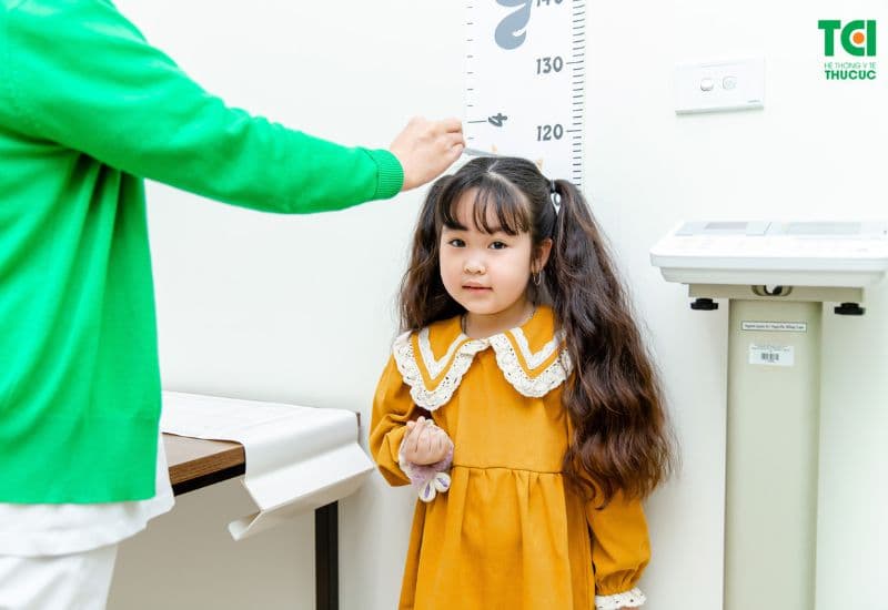 Khám sức khỏe định kỳ giúp trẻ suy dinh dưỡng thấp còi được theo dõi và can thiệp kịp thời.