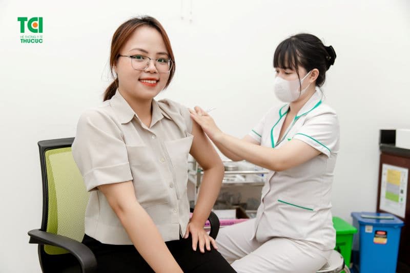 Phản ứng sau khi tiêm vắc xin là những biểu hiện cơ thể đáp ứng với thành phần của vắc xin.