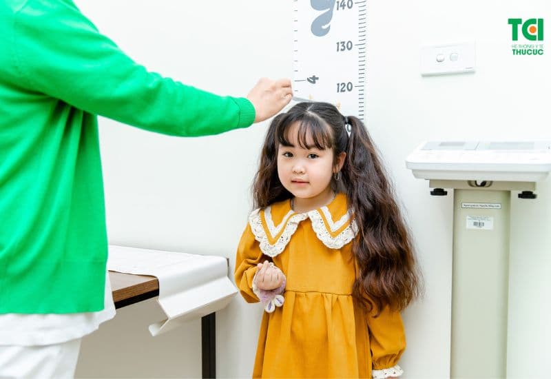 Nếu trẻ bị suy dinh dưỡng kéo dài, nên đưa bé đi khám dinh dưỡng ngay.