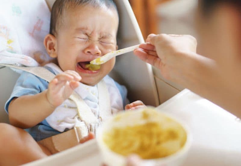 Có nhiều yếu tố khác nhau dẫn đến tình trạng trẻ bị suy dinh dưỡng.