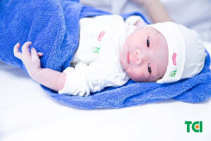 Hệ miễn dịch của trẻ sơ sinh chưa phát triển hoàn thiện, khiến trẻ dễ bị ảnh hưởng bởi các tác nhân gây bệnh từ môi trường.