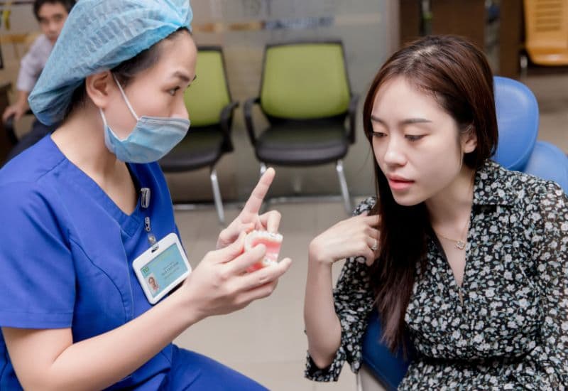 Bác sĩ tư vấn cho bệnh nhân về quy trình và các phương pháp nẹp răng trong suốt