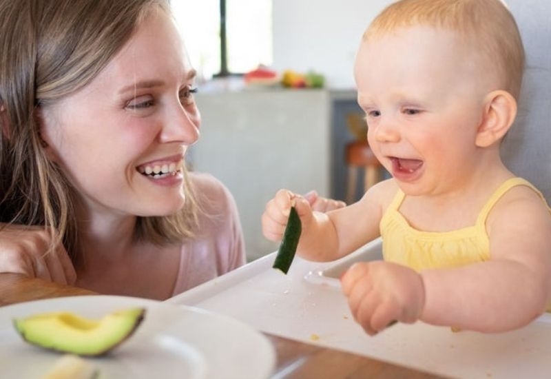 Buổi sáng hoặc buổi trưa là thời điểm lý tưởng để bé 6 tháng ăn bơ, giúp bé tiêu hóa dễ dàng hơn.