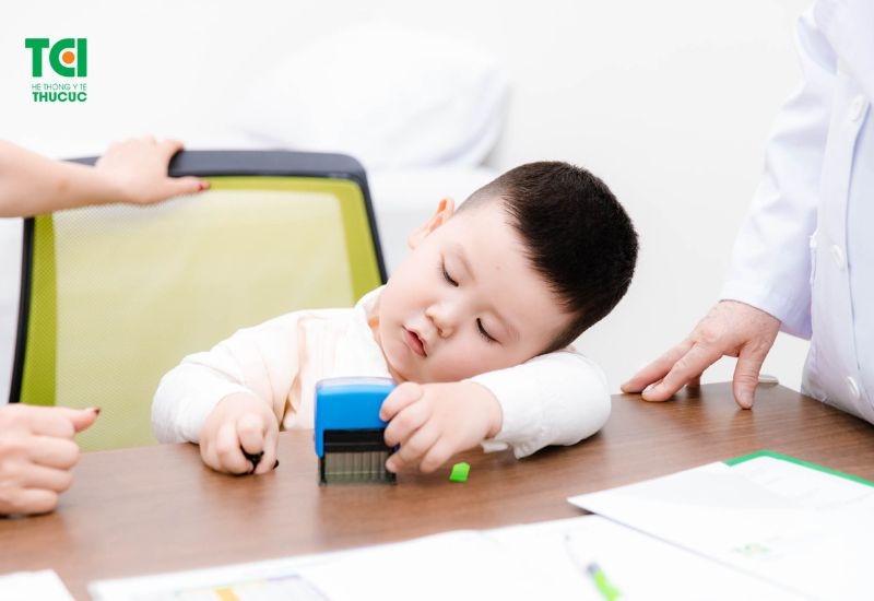 Khi bé ăn cá hồi lần đầu, mẹ đừng quên theo dõi phản ứng của con để đảm bảo an toàn.