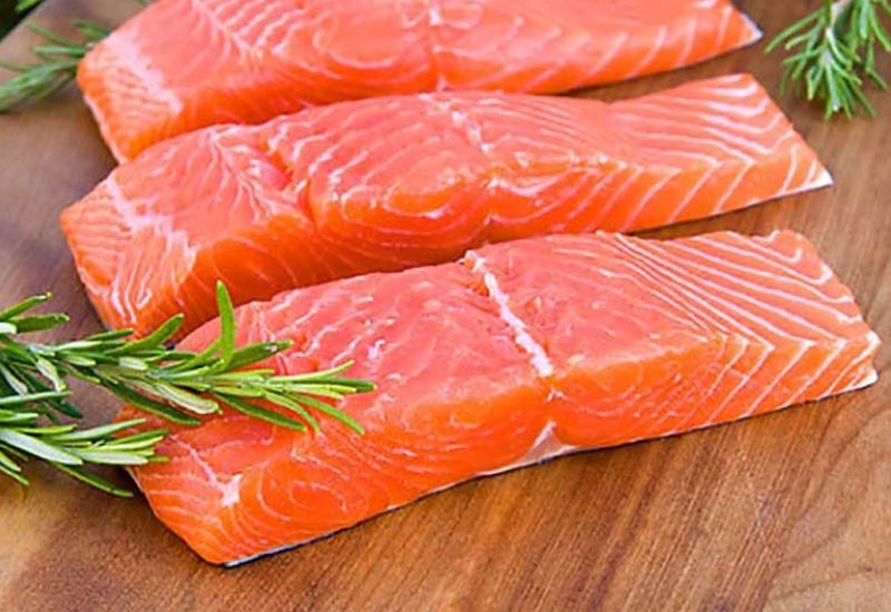 Bé ăn cá hồi đều đặn sẽ được bổ sung nguồn năng lượng lành mạnh.