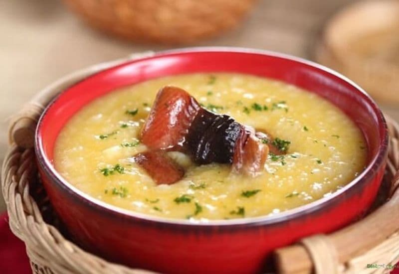 Mẹ có thể thêm cháo lươn vào thực đơn để làm phong phú bữa ăn cho bé.