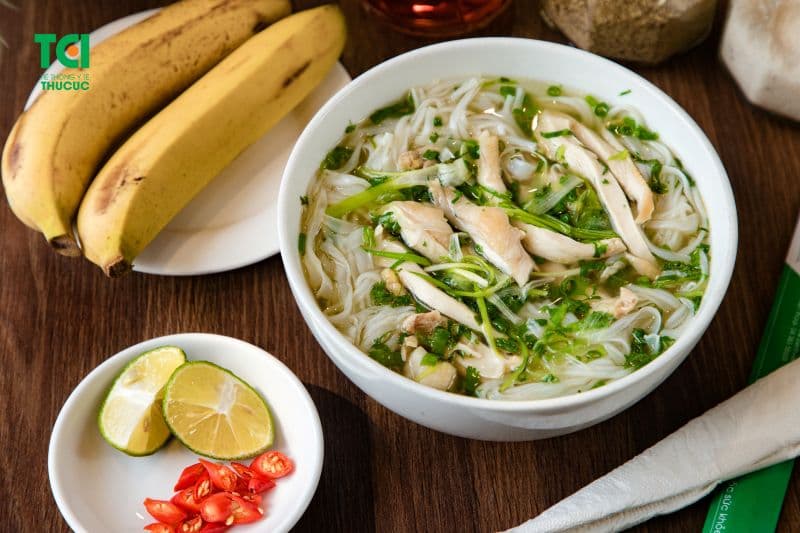 Chuối chín là một lựa chọn tuyệt vời, không chỉ dễ tiêu hóa mà còn giàu kali và chất xơ hòa tan, giúp làm mềm phân và ổn định nhu động ruột.