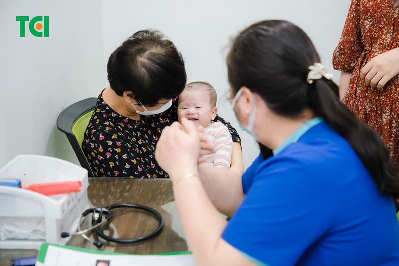 bé mấy tháng ăn hạt sen - đi khám bác sĩ