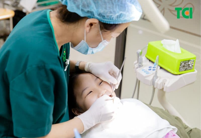 Nếu không can thiệp kịp thời, bé sâu răng sữa có thể gây mất thẩm mỹ, ảnh hưởng giọng nói và tâm lý.