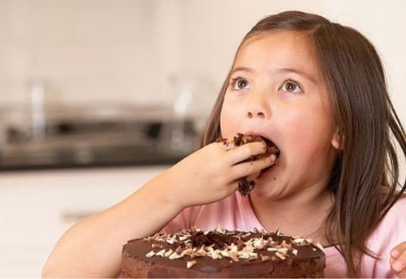 Việc cho trẻ ăn nhiều thực phẩm chứa đường dễ khiến bé sâu răng sữa.