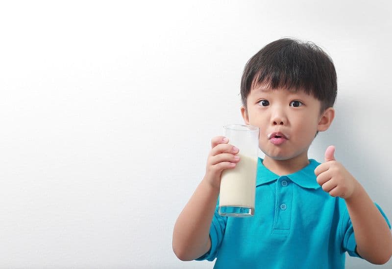 Bổ sung canxi cho trẻ thấp còi bằng sữa giúp trẻ phát triển nhanh và khỏe mạnh.