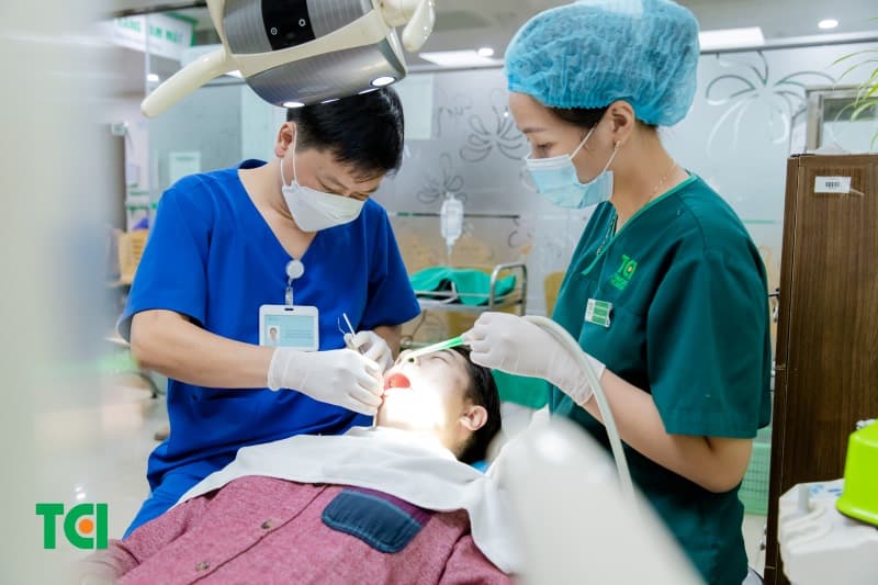 Đội ngũ bác sĩ tiến hành kiểm tra răng miệng trước khi bọc răng sứ Implant