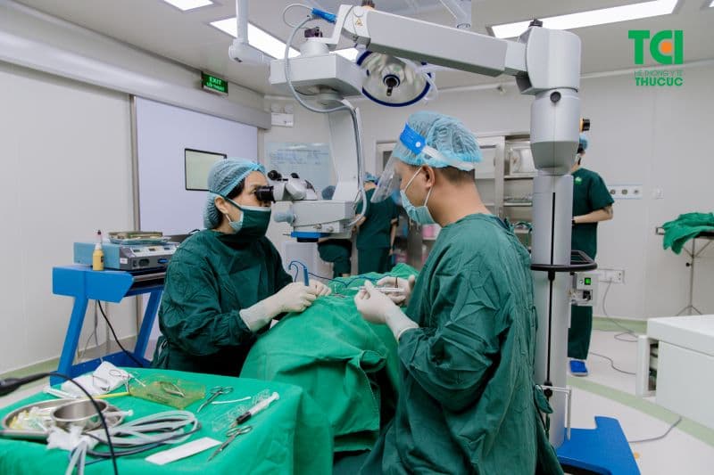 Sau khi cắt bỏ mộng mắt, bác sĩ có thể sử dụng kỹ thuật ghép kết mạc tự thân để giảm nguy cơ tái phát.