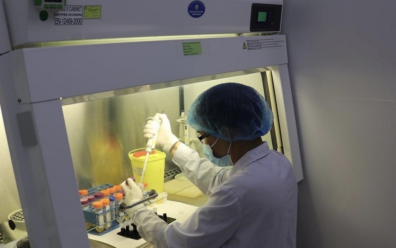 Để xác định chính xác bệnh lao, bác sĩ sẽ căn cứ vào nhiều yếu tố bao gồm triệu chứng lâm sàng, tiền sử bệnh, cùng với các xét nghiệm chuyên sâu nhằm phát hiện vi khuẩn lao và mức độ tổn thương phổi.