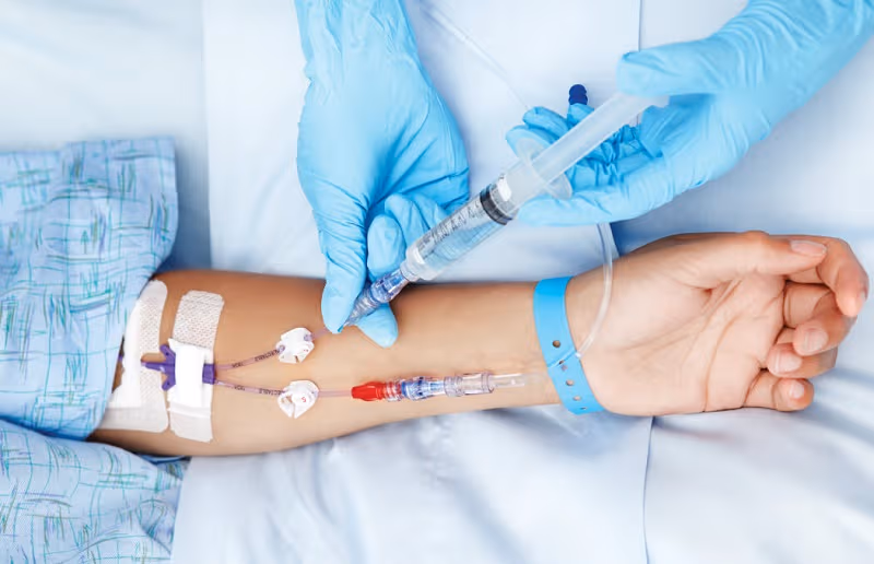 Hóa trị là phương pháp dùng thuốc chống ung thư để tiêu diệt hoặc ức chế sự phát triển của tế bào ác tính