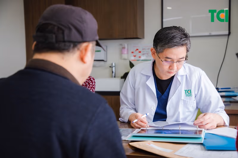 Nếu có biểu hiện bất thường như sốt, nổi ban, nôn ói kéo dài, sụt cân nhanh… cần báo cho bác sĩ ngay để xử lý kịp thời