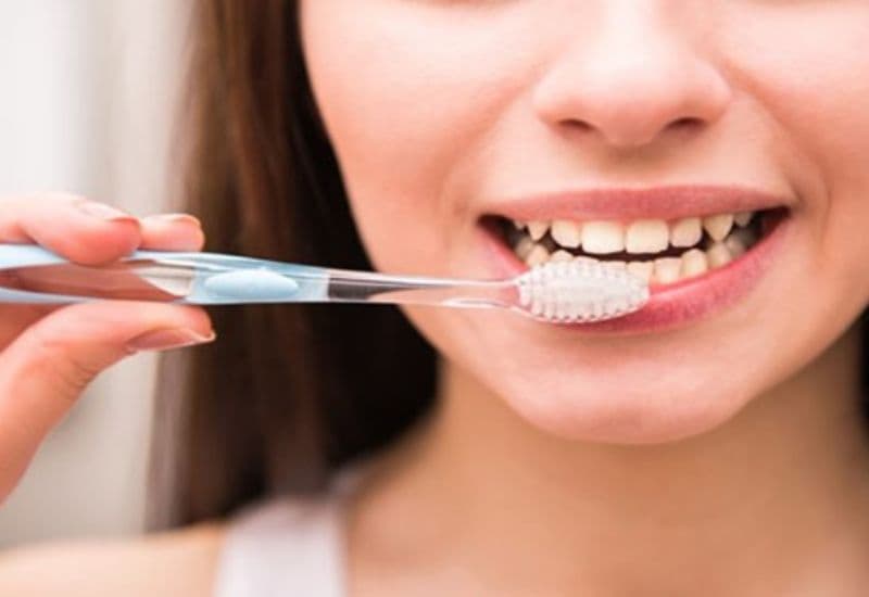 Chăm sóc răng bị sâu hiệu quả bắt đầu từ việc vệ sinh răng miệng đúng cách.