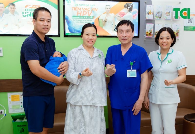 Gia đình sản phụ vui mừng vì cả mẹ và bé đều an toàn.